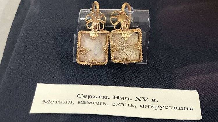 Старинные серьги и арабскую вязь обнаружили в мавзолее в Старом Крыму