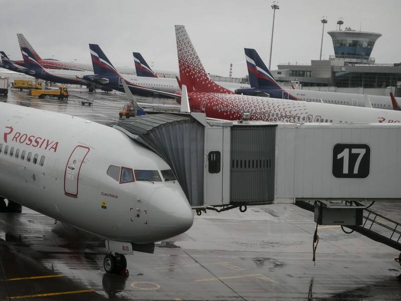 Десятки рейсов задержали и отменили в аэропортах Москвы