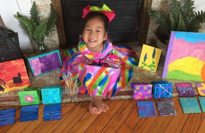«Самый счастливый ребенок на свете»: 4-летняя девочка из Кентукки родилась без рук — но это не мешает ей создавать чудесные картины