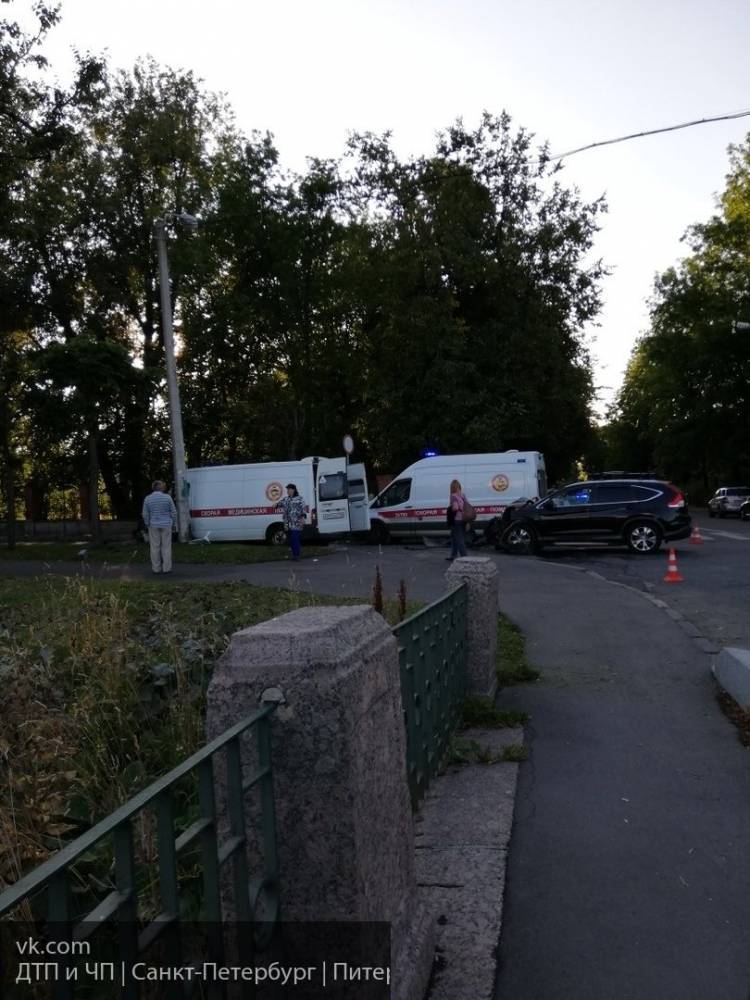 В ДТП со скорой помощью пострадали три человека в Петербурге