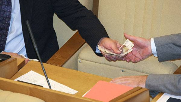 В Крыму будут судить экс-чиновника за взятку в 300 тыс рублей