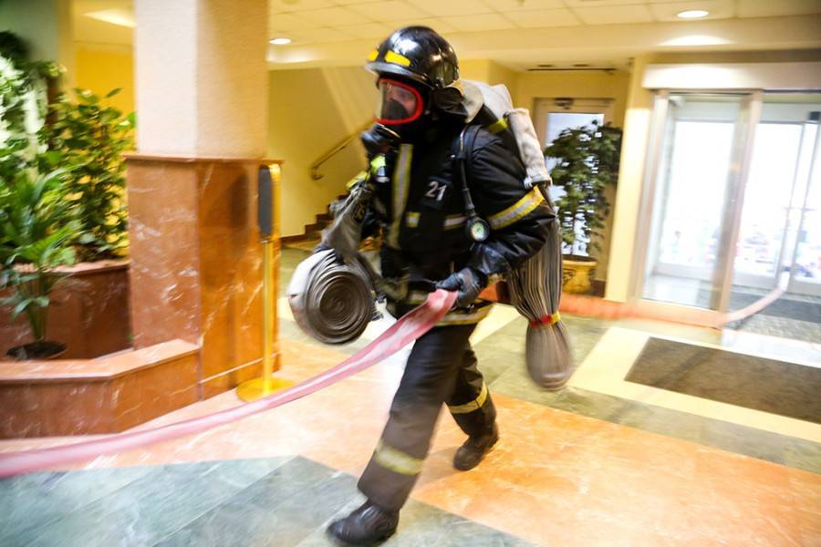 Пожар произошел в административном здании в Москве