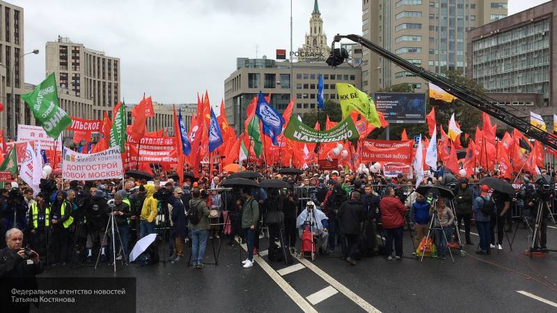 Около четырех тысяч человек принимают участие в "тухлом" митинге на Сахарова