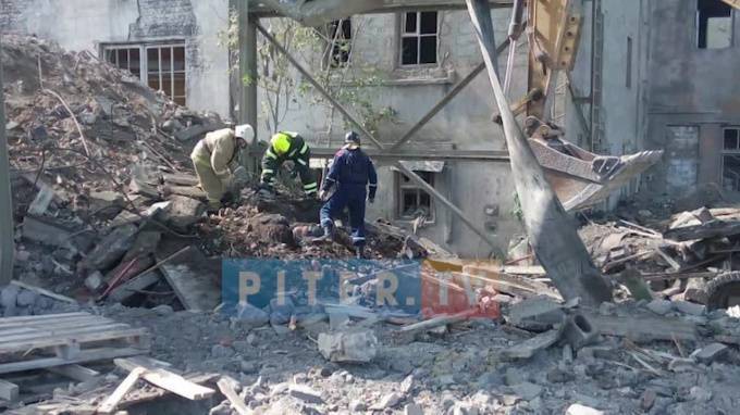 Появились фото и видео с места обвала стены в Волхове