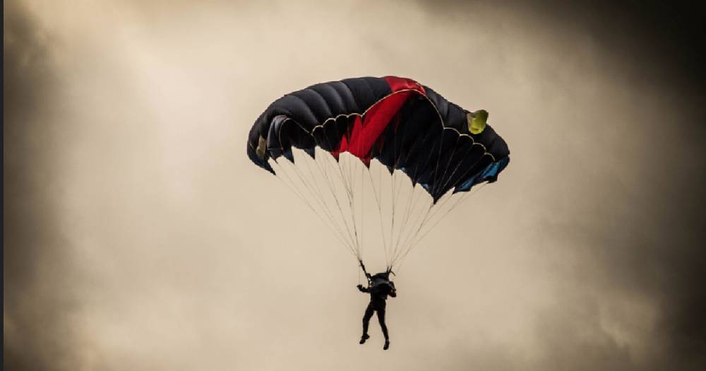 В Канаде парашютистка упала с высоты более 1,5 км и осталась жива.