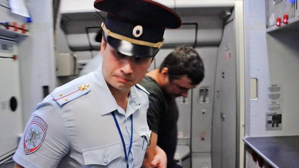 Летевший в Петербург россиянин пытался выбить головой иллюминатор