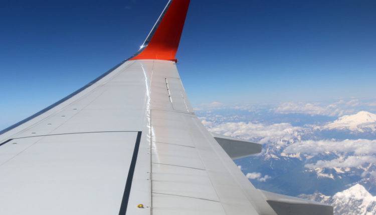Экстремальная прогулка: алматинка прошлась по крылу летящего самолета