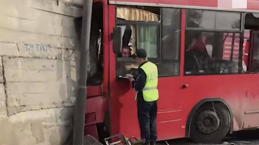 В Перми автобус врезался в здание