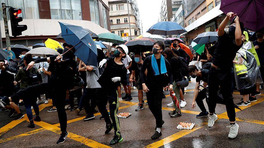 Протестующие стягиваются к полицейскому участку в Гонконге