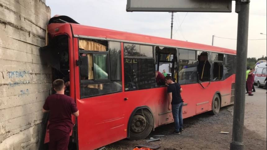 Видео: Автобус врезался в бетонный забор в Перми 17 августа