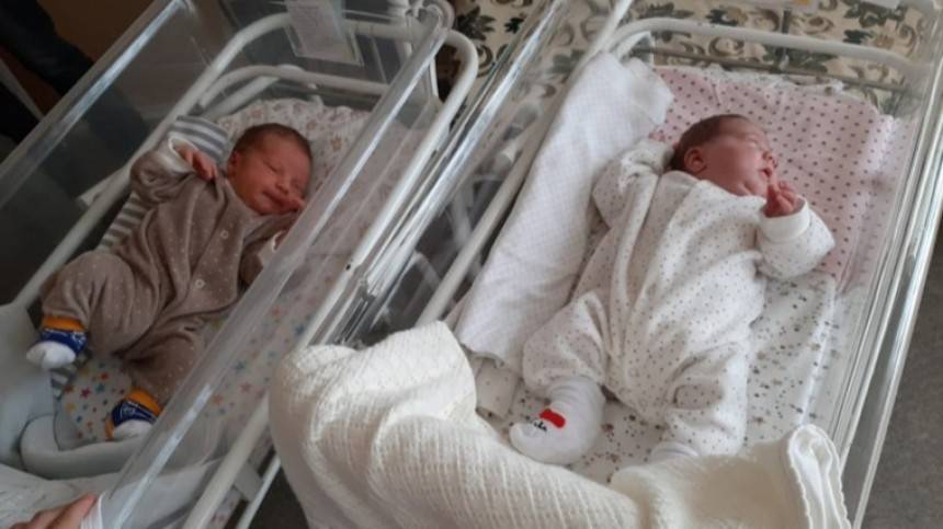 Фото: Женщина родила дочь и сына с разницей в два месяца