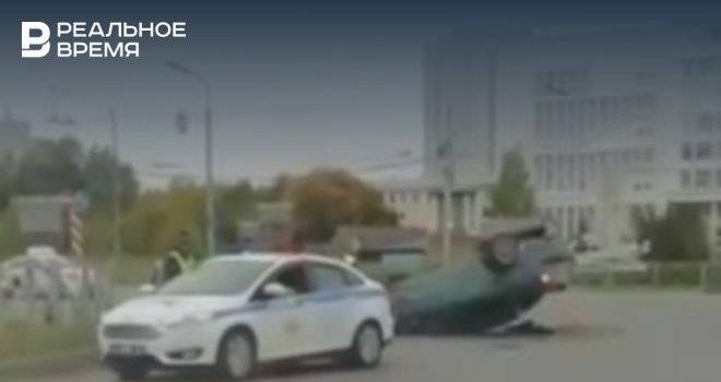 Соцсети: в Казани иномарка протаранила забор и легла на крышу