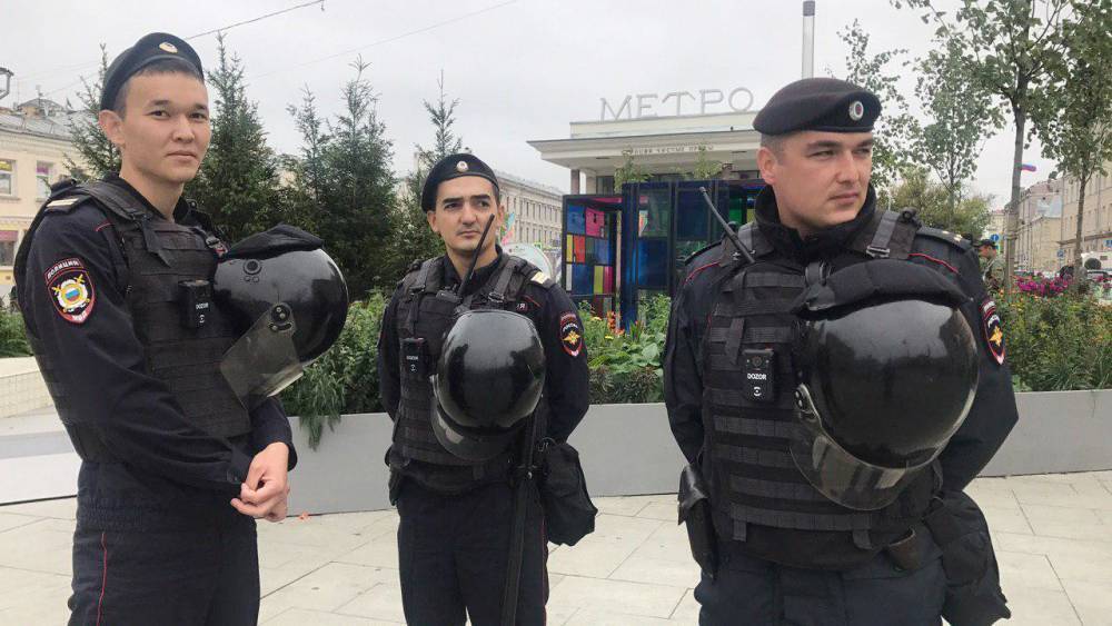 Полицейский напомнил «оппозиционным» пикетчикам, что «все мы россияне»