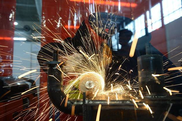 Рост промышленности в РФ в июле замедлился до 2,8%