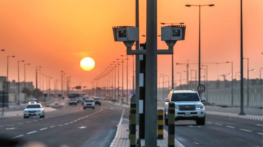 Борьба с жарой: дороги в Катаре красят в голубой цвет