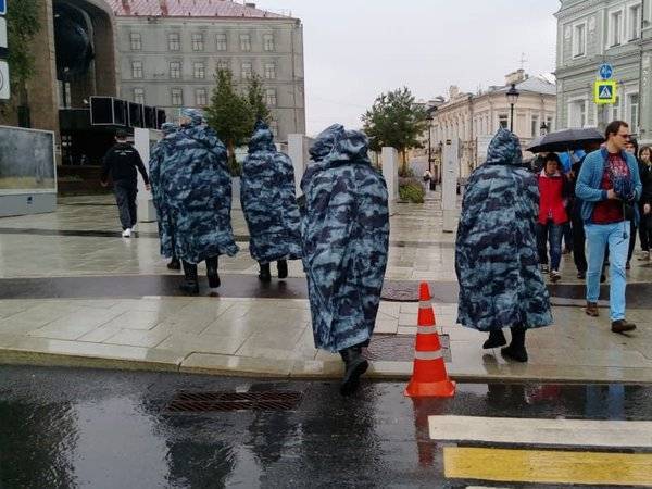 Граждане вышли в центр Москвы на одиночные пикеты