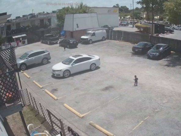 На видео 18-месячный малыш отстал от матери на парковке — и через секунду его сбила машина