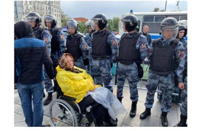«Оппозиционеры» используют бабушку-инвалида на митингах в Москве для «правильных» фото