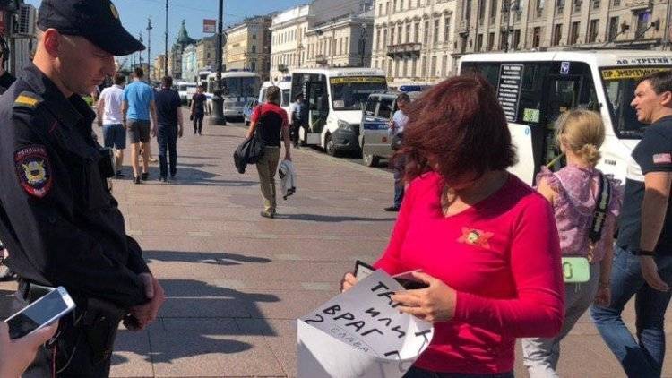 Петербургские полицейские задержали провокаторшу у Гостиного двора
