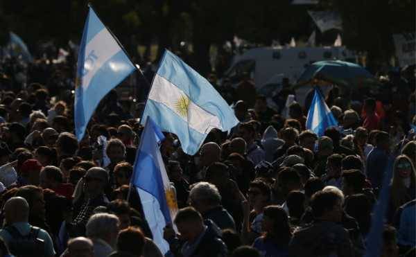 Министр финансов Аргентины ушел в отставку на фоне обвала курса песо