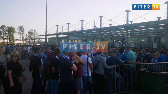 Видео: перед матчем "Зенита" у "Газпром Арены" выстроилась очередь - piter.tv