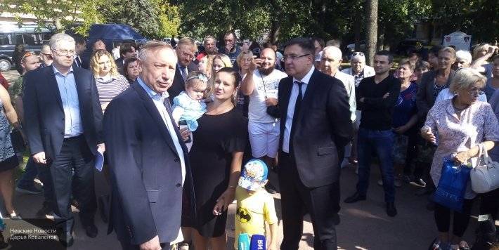 Благоустройством детской площадки в Ленсоветовском Беглов остался доволен