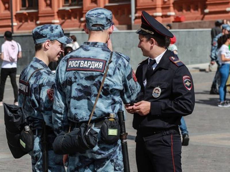 Сотрудники Росгвардии помогли в Москве упавшему туристу