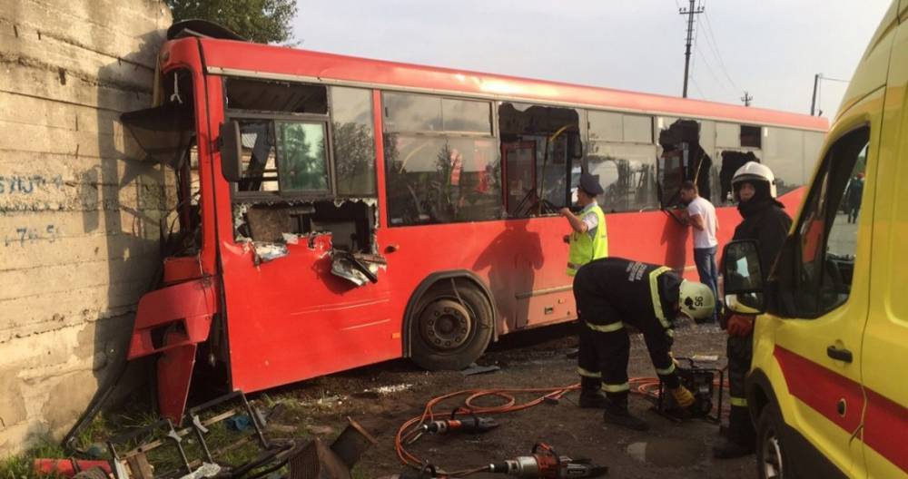 Автобус врезался в здание в Перми