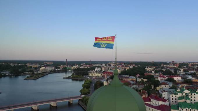 Видео: на башне Олафа подняли флаг Выборга в честь дня города
