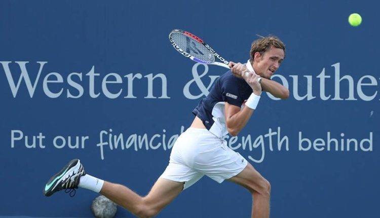 Теннисист Медведев победил Джоковича в полуфинале турнира в Цинциннати