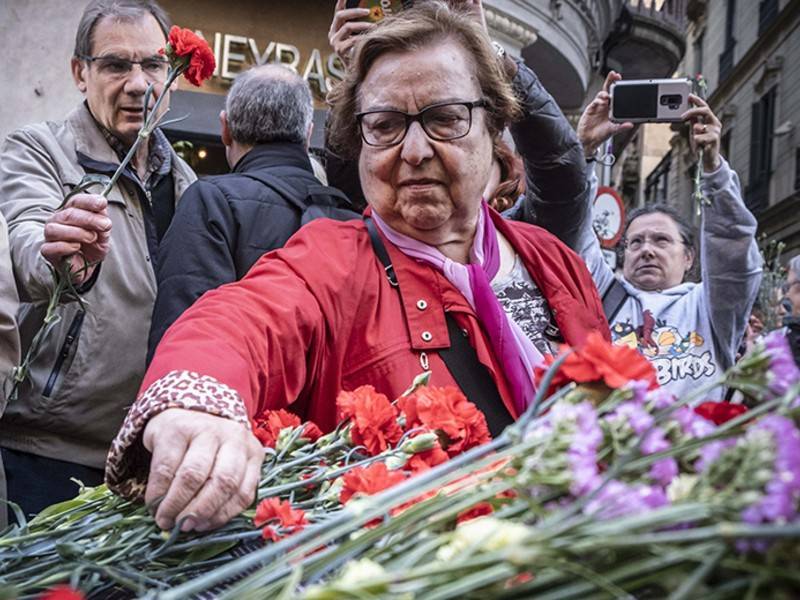 Жители Барселоны почтили память жертв теракта в Каталонии