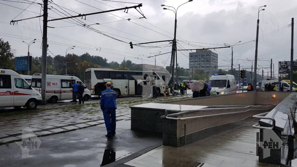 Видео: туристический автобус протаранил столб в Москве. РЕН ТВ