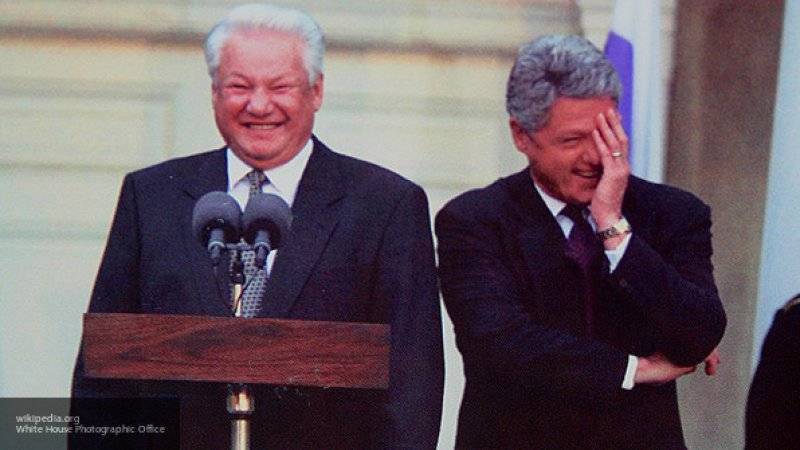 Ельцинский дефолт похоронил 1990-е в России, считает эксперт