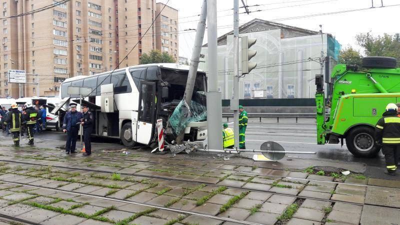 СМИ сообщили причину ДТП с туристическим автобусом на востоке Москвы
