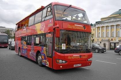 Автобус с туристами врезался в столб в Москве
