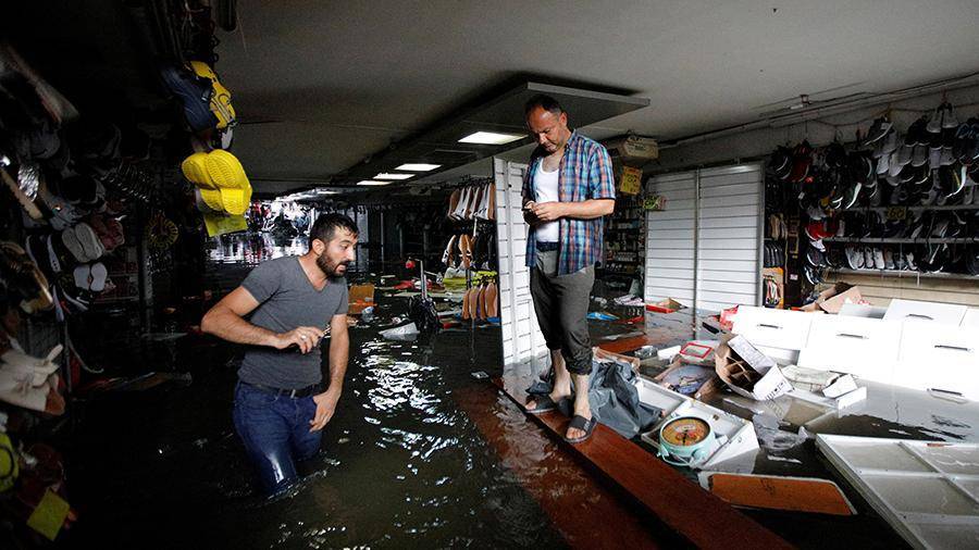 В Стамбуле затопило Большой базар