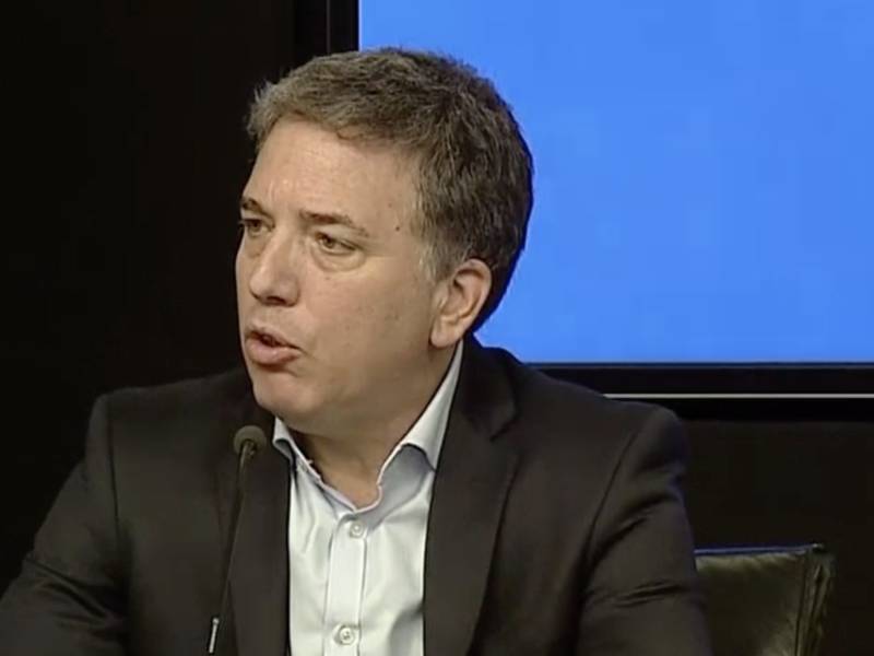 Уволившийся министр финансов Аргентины предложил кандидатуру на свой пост