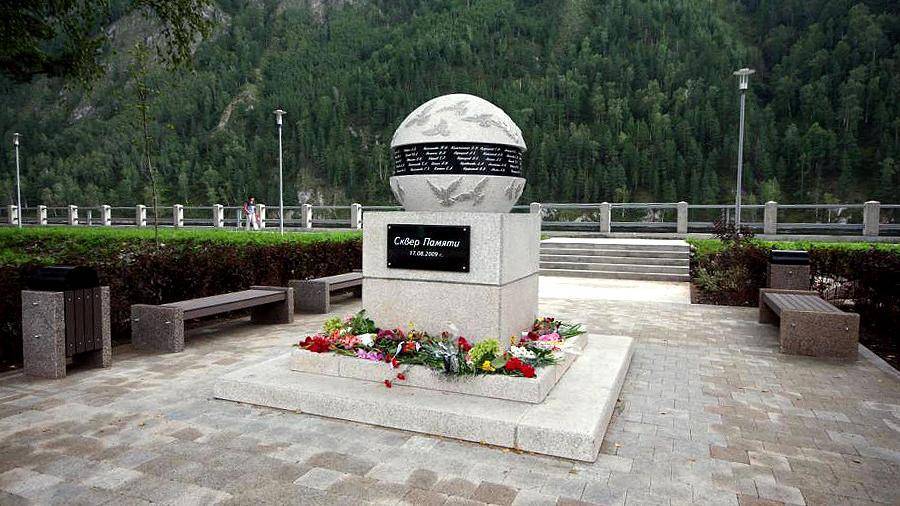 Мемориал погибшим в аварии на Саяно-Шушенской ГЭС открыли в Хакасии