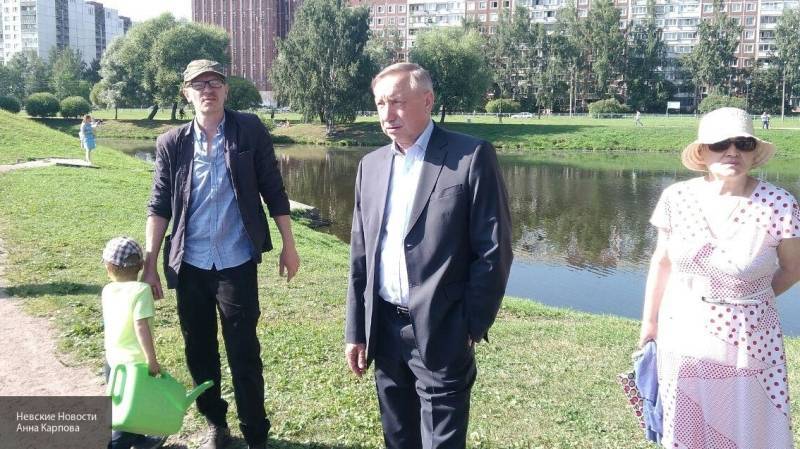 Беглов помог жителям Красногвардейского района посадить клены в парке Малиновка