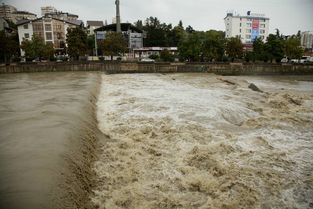 Из-за ливня вода в реках Сочи поднялась до опасного уровня. РЕН ТВ
