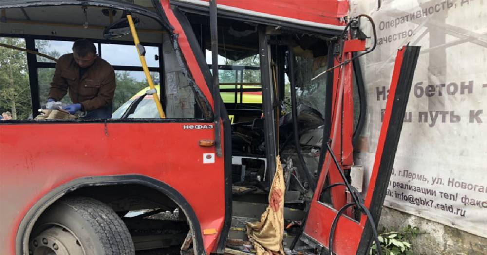 Туристический автобус врезался в столб в Москве, 14 человек пострадали.
