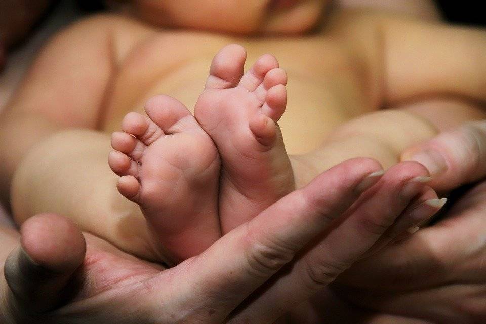 В Казахстане женщина родила второго ребенка через 2,5 месяца после появления первого