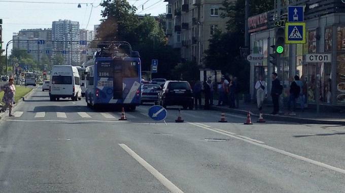 В Выборгском районе троллейбус сбил пешехода