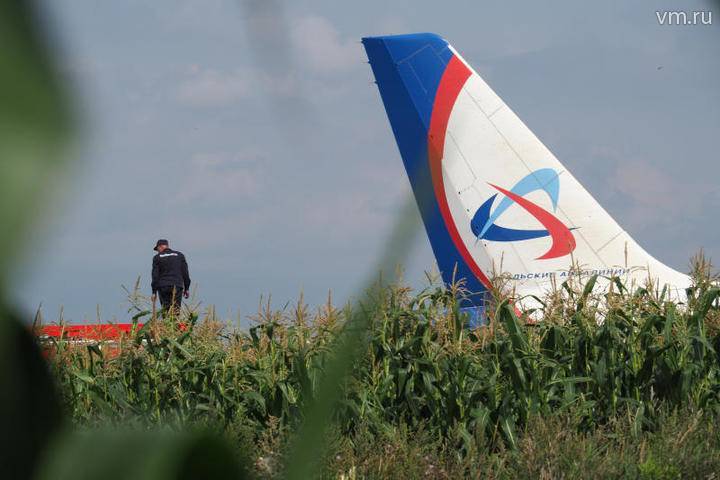 Самолет А321 эвакуируют с места экстренной посадки