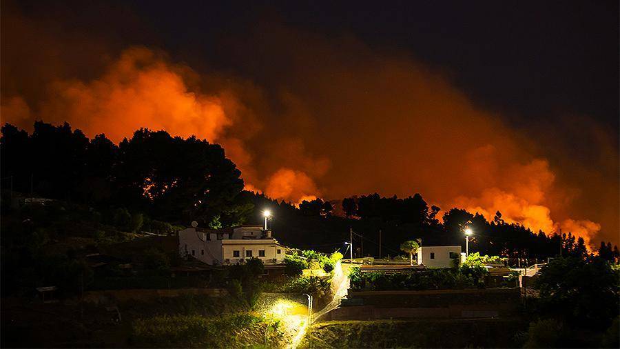 Из-за лесного пожара на Канарах эвакуированы 4 тыс. человек