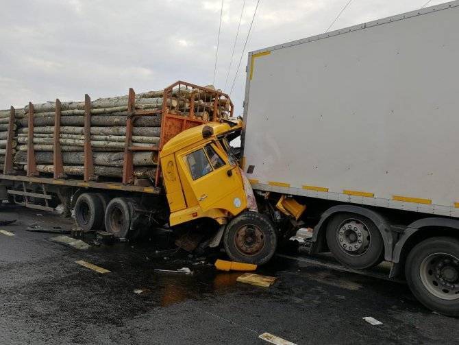 Водитель лесовоза погиб в массовом ДТП в Набережных Челнах