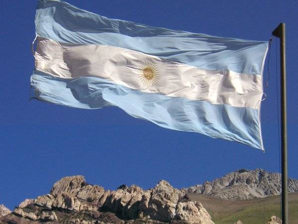 Глава минфина Аргентины подал в отставку из-за обвала песо