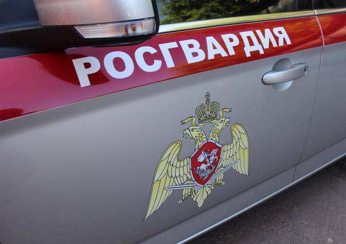 Росгвардейцы эвакуировали двух человек из горящей квартиры на востоке Москвы