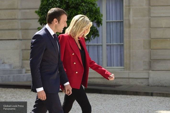 Жена президента Франции Макрона Брижит вывихнула плечо