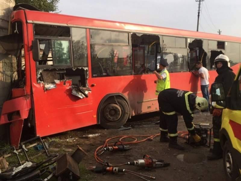 В Перми автобус протаранил стену: один человек погиб, 32 ранены, трое в реанимации